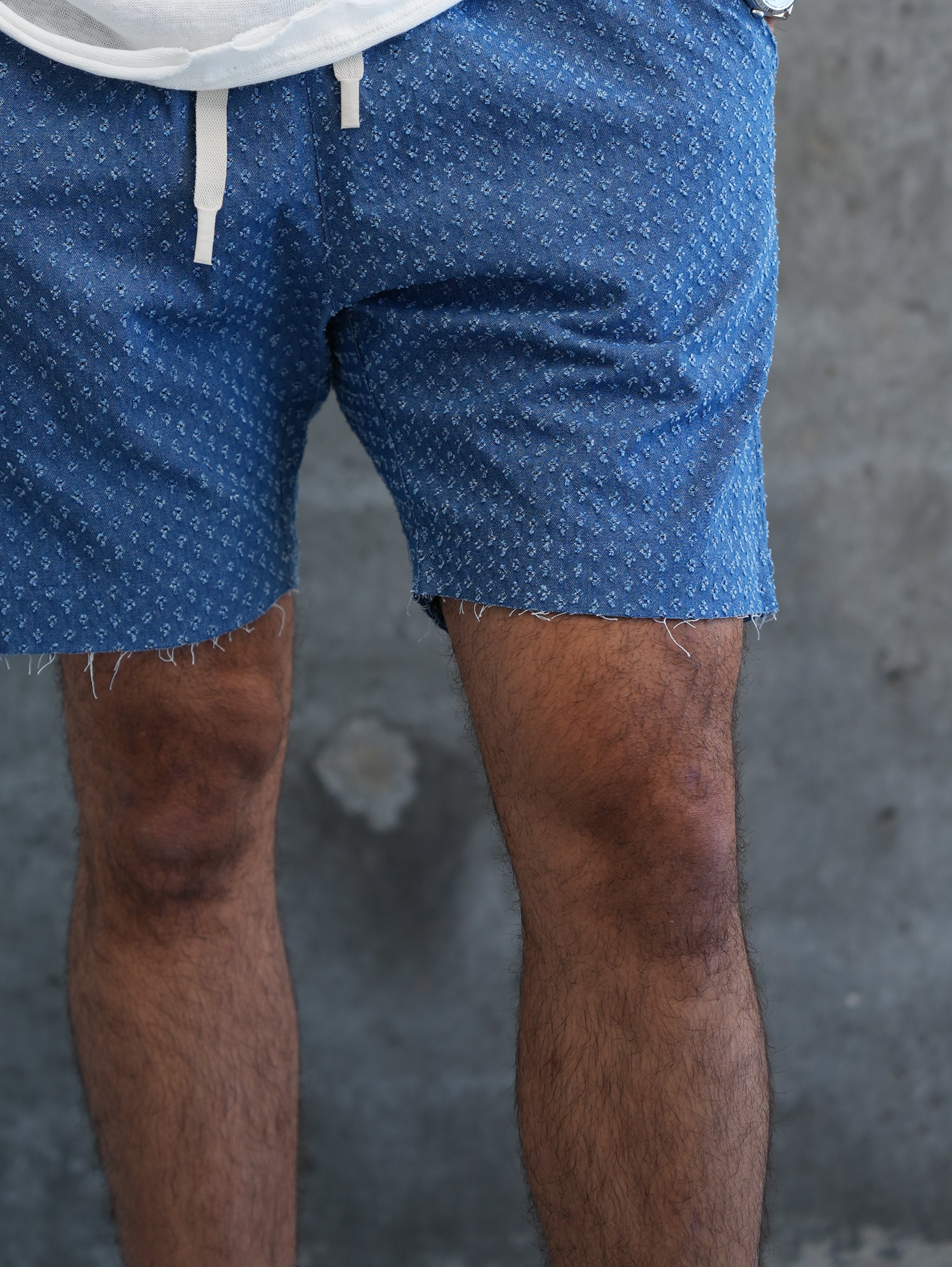 שורט ג׳ינס מחורר