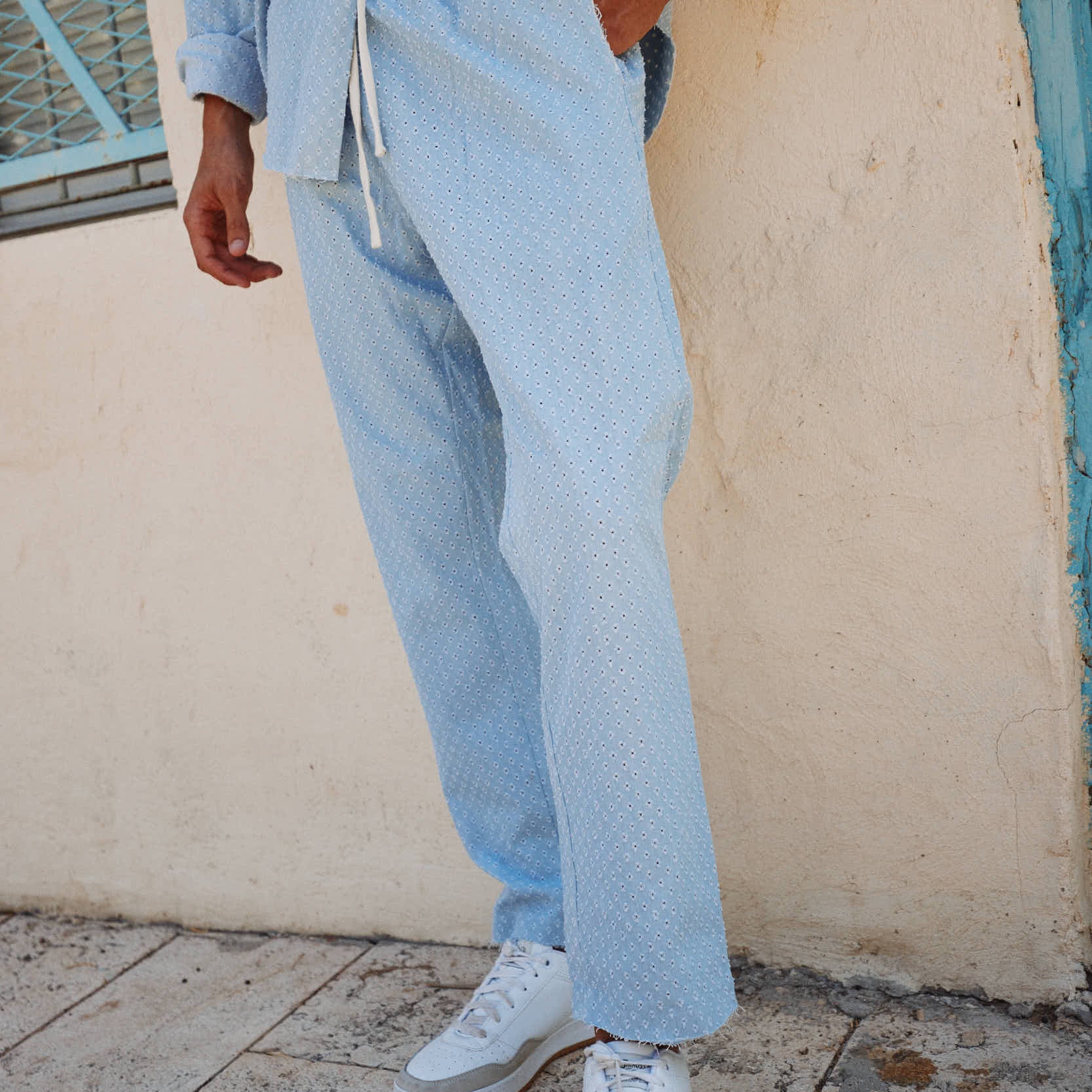 מכנס ג'ינס מחורר