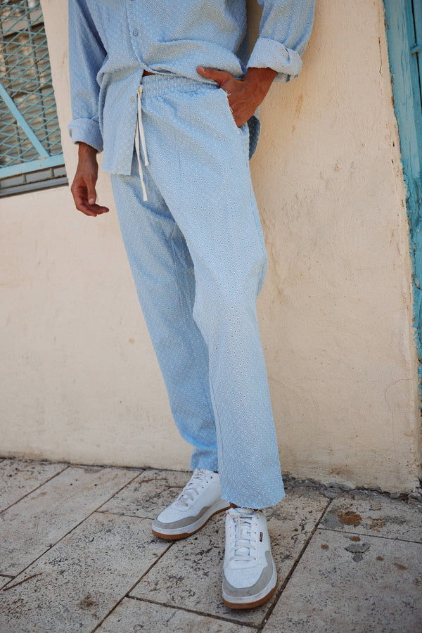 מכנס ג'ינס מחורר